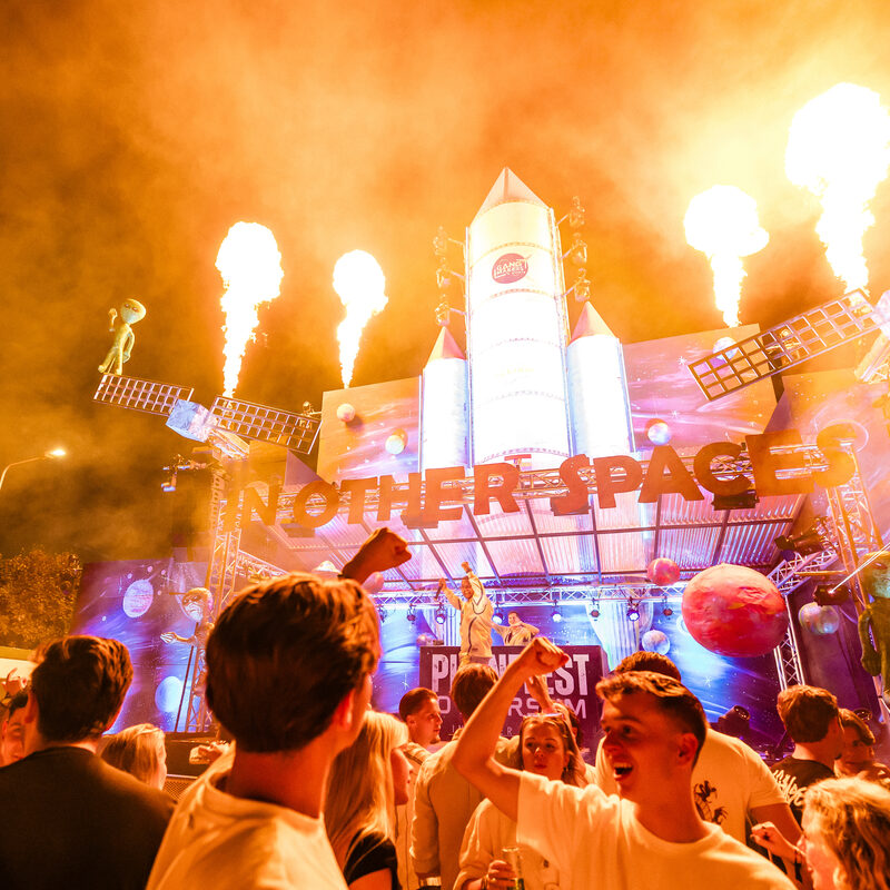 Another Space podium met vuur en lichtshow