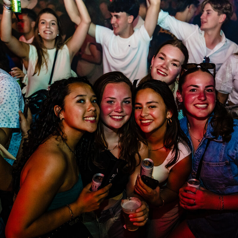 Groep vriendinnen geniet van het festival