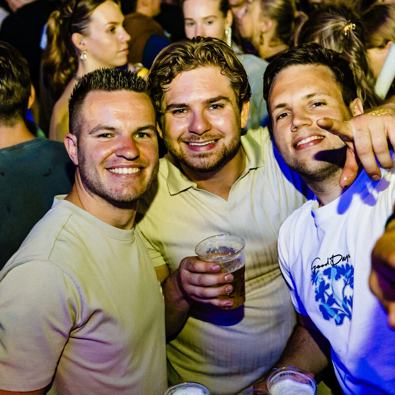 Vrienden lachen tijdens Pleinfeest Ottersum