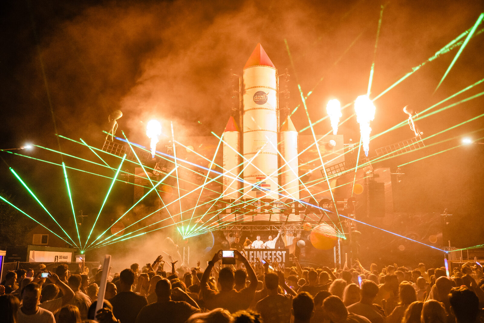 Pleinfeest Ottersum podium met lasershow en publiek