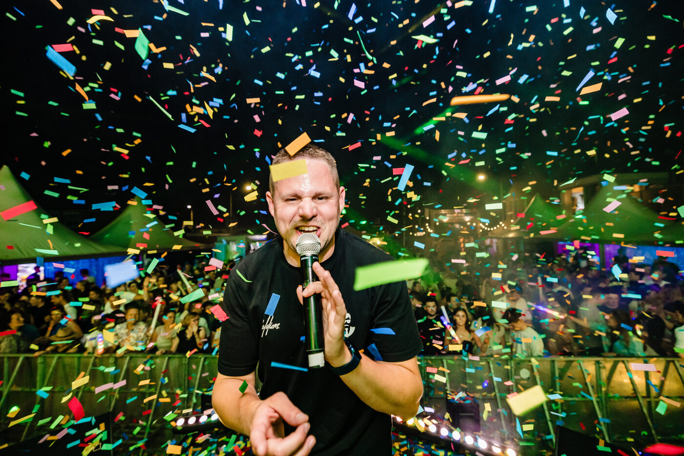 Artiest op podium met kleurige confetti