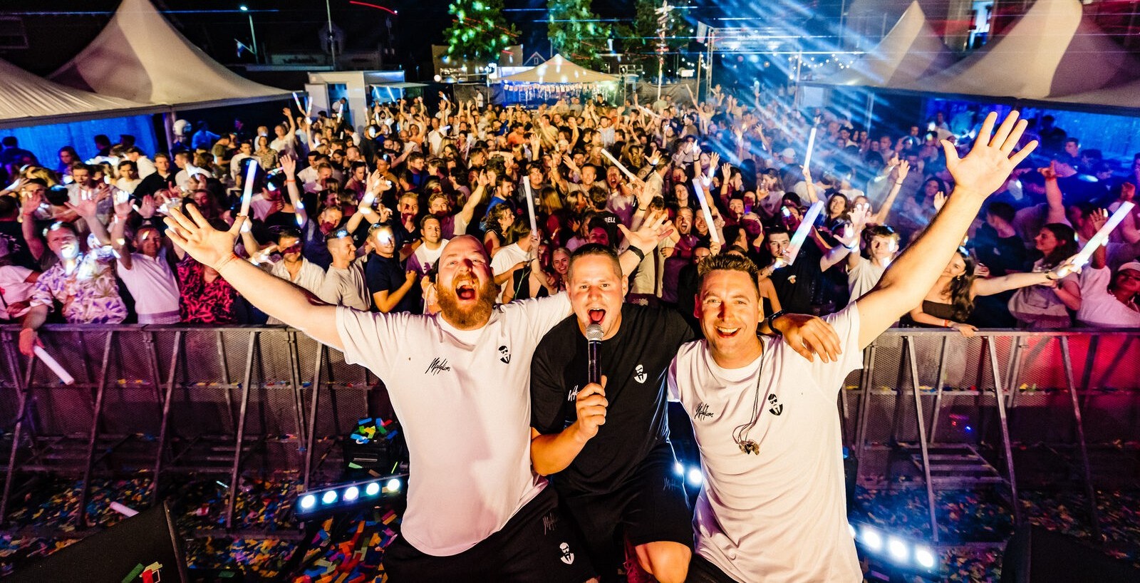 Artiesten op podium met volle Sint Jozefplein